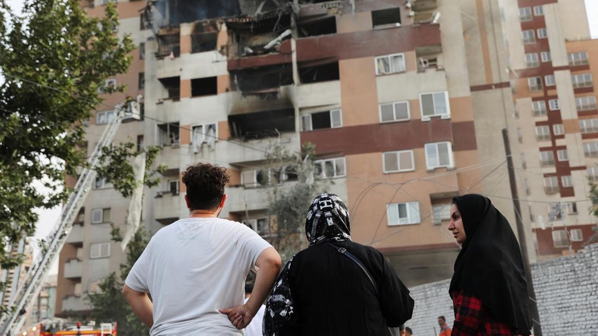 Penampakan Warga Teheran Panik Berhamburan Saat Diserang Israel