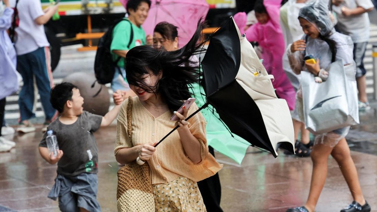 Potret Warga China Kelabakan Dihantam Badai Tropis Co-May
