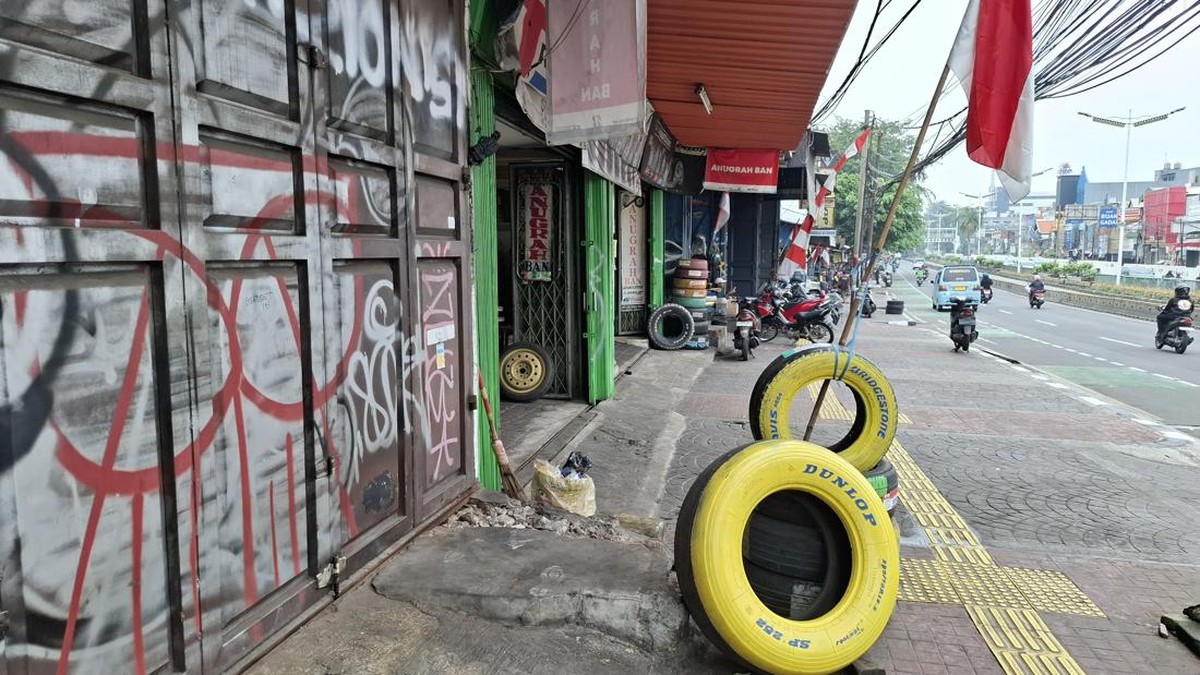 Pembeli Tiba-Tiba Menghilang, Toko Ban di Kampung Melayu Sunyi Sepi