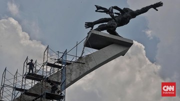 FOTO: Konservasi Perkuat Tiang Patung Pancoran