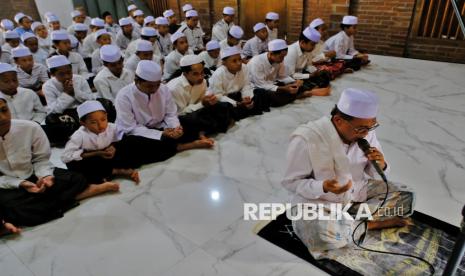 Tradisi Ro’an di Pesantren: antara Tabarruk dan Kehati-hatian