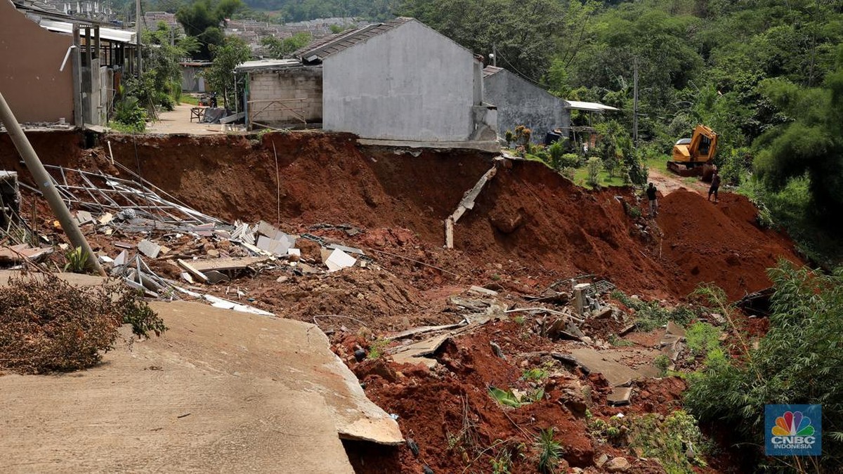 Longsor Hantam Rumah Warga di Bandung, Bandung Barat, Bogor