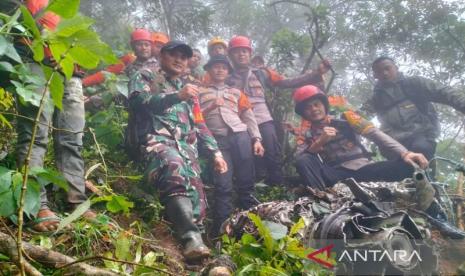 Tim SAR Bertahan di Puncak Bukit Bulusaraung untuk Evakuasi Pesawat ATR 42-500