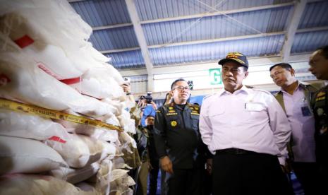 Sidak ke Tanjung Balai Karimun, Mentan Bongkar 1.000 Ton Impor Beras Ilegal