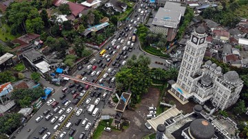 FOTO: Libur Long Weekend Isra Miraj, Jalur Puncak Padat