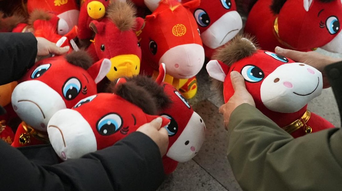 Geger ‘Kuda Merah Menangis’ di China, Ramai-Ramai Diserbu Warga
