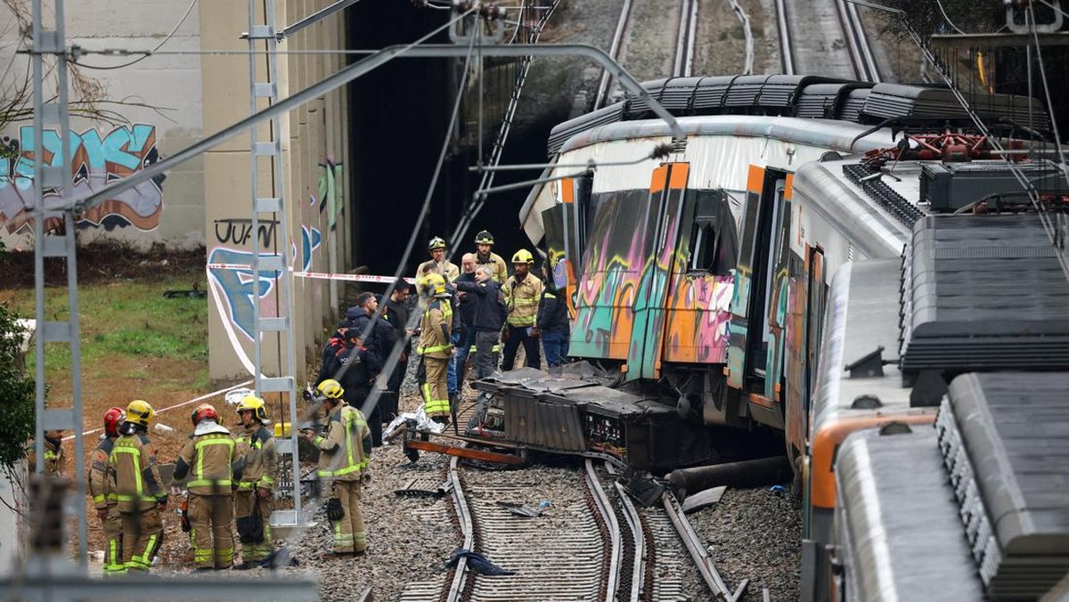 Kereta Komuter Anjlok Akibat Dinding Ambruk, Masinis Jadi Korban