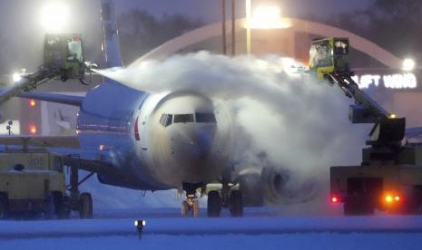 Rekor Salju Tertinggi Januari Lumpuhkan Hokkaido, Ribuan Orang Terjebak di Bandara