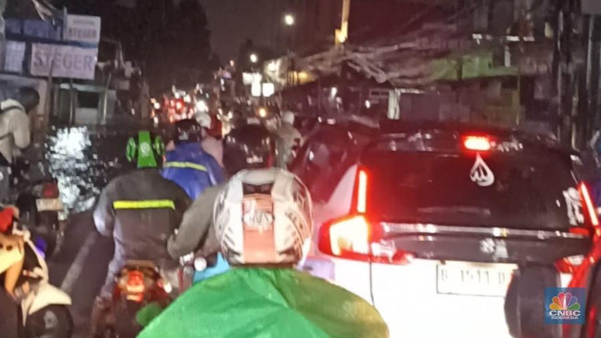 Penampakan Warga Malam-Malam Terjang Banjir di Ciledug-Ruko Terendam