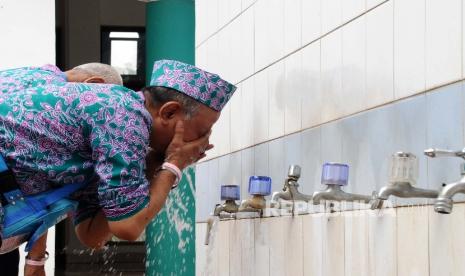 Menyentuh Istri, Apakah Membatalkan Wudhu?