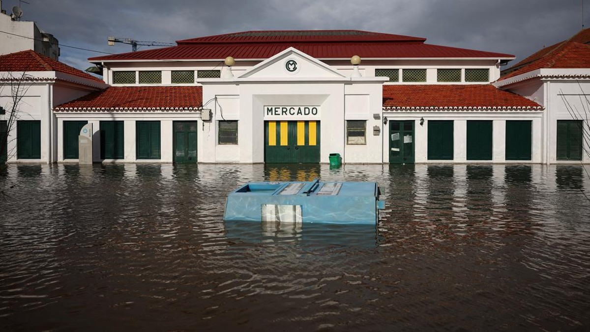 Badai Leonardo Hantam Portugal, Sungai Meluap Banjiri Rumah Warga