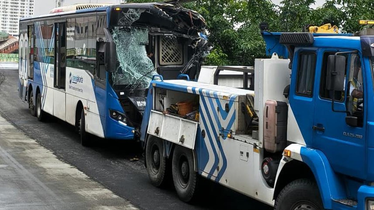 Pramono Perintahkan TransJakarta Sanksi Operator Bus Adu Banteng