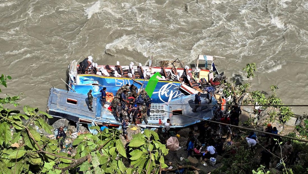 Bus Tergelincir dan Jatuh ke Sungai di “Jalur Tengkorak”, 19 Tewas