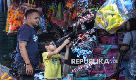 Pasar Gembrong Jadi Spot Favorit Anak Berburu Mainan Saat Libur Lebaran