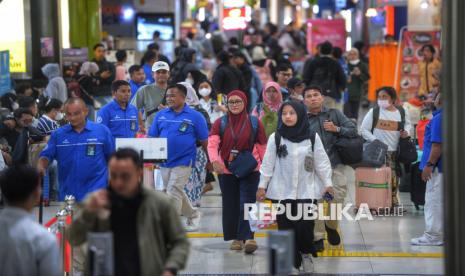 Pemudik di Stasiun Gambir Melonjak, 18.250 Penumpang DIberangkatkan pada H-3 Lebaran
