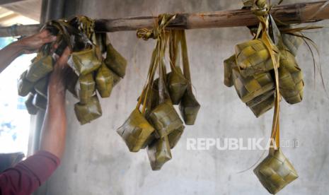 Begini Cara Membuat Ketupat Pulen dan Tahan Lama