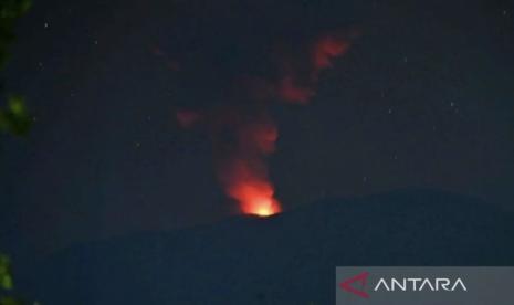 Gunung Ibu di Maluku Utara Erupsi, Kolom Abu Mencapai 600 Meter