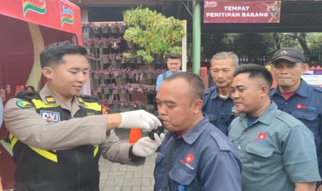 Polres Tangerang Periksa Kesehatan Sopir Bus Mudik Gratis