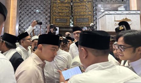 Gibran Rakabuming Raka Berswafoto dengan Warga Usai Salat Idul Fitri di Istiqlal