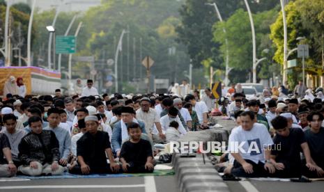 Tata Cara Sholat Idul Fitri Lengkap dengan Niat dan Sunnahnya