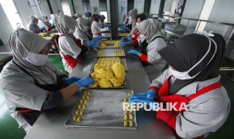 Kesibukan Pekerja Produksi Kue Kering di Bandung Jelang Lebaran
