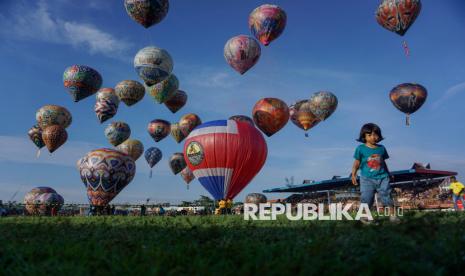 Kemeriahan Syawalan di Pekalongan, Puluhan Balon Udara Jadi Hiburan Warga