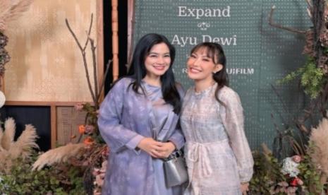 Selebritas Dukung Koleksi Baju Lebaran Ayu Dewi