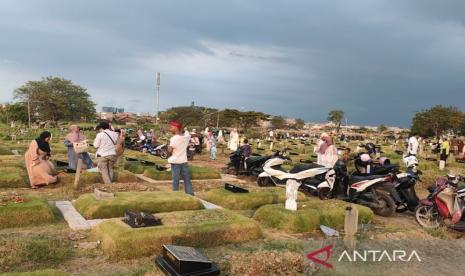 Hari Raya Idul Fitri, Warga Jakarta Barat Padati TPU untuk Ziarah