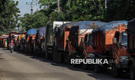 Zona 4A TPST Bantargebang Ditutup, Antrean Truk Sampah Mengular Hingga 8 Kilometer