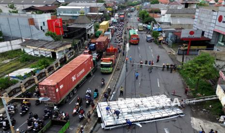 Hujan Deras dan Angin Kencang Robohkan Papan Reklame di Sidoarjo, Lalu Lintas Macet Parah