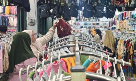 Penyintas Bencana Aceh Timur Sambut Lebaran dengan Belanja Pakaian Baru