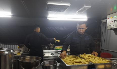 Brimob Polda Banten Bagikan Makanan Gratis di Pelabuhan Ciwandan