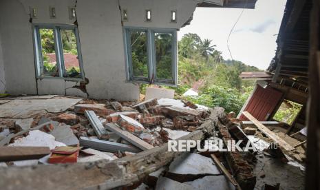 Menenun Kembali Hidup yang Terkoyak Banjir Bandang
