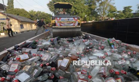 Polres Salatiga Musnahkan Ribuan Botol Miras