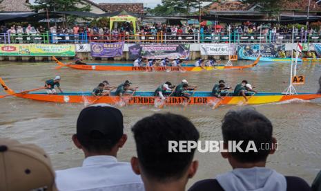 Balap Perahu Dayung Meriahkan Tradisi Syawalan di Batang