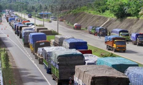 Menhub Kembali Tegaskan Truk Sumbu Tiga Harus Berhenti Operasi Saat Mudik