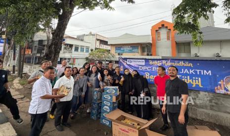 Pengurus Peradi Jaktim Berbagi Takjil Sambut Buka Puasa