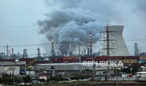 Serangan AS-Israel Picu Krisis, Trump Minta Israel Setop Targetkan Fasilitas Energi Iran