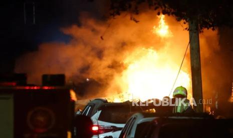 Tel Aviv Terbakar! Simak Video-Video Kobaran Api dan Gedung-Gedung Hancur Dampak Rudal Iran