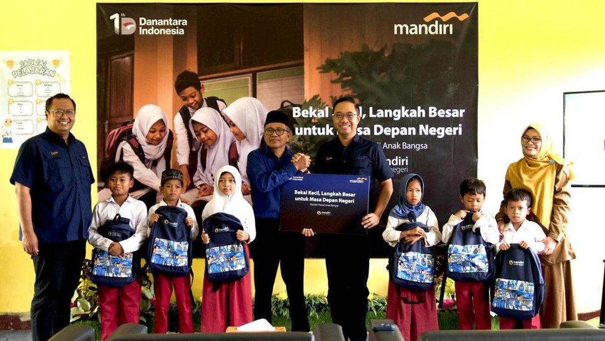 Peduli Pendidikan, Bank Mandiri Bagikan Ribuan Tas ke Anak di Lombok
