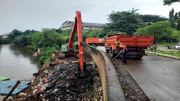 Viral Mobil DLH Buang Sampah ke Sungai di TPU Tanah Kusir, DKI Bantah