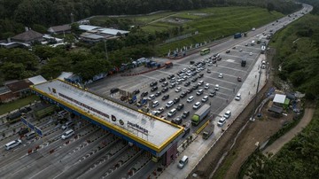FOTO: Kendaran Melintas di Gerbang Tol Kalikangkung Semarang Meningkat