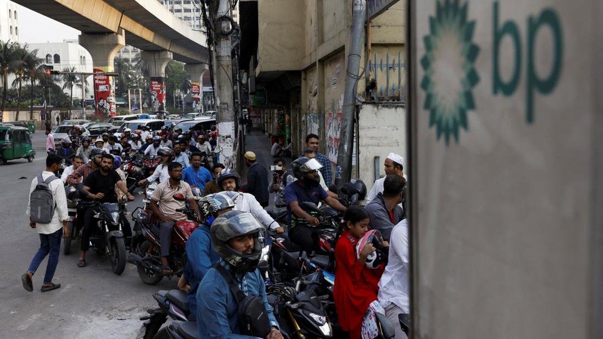 Penampakan Motor-Mobil Mengular-Antre di SPBU Akibat Pembatasan BBM