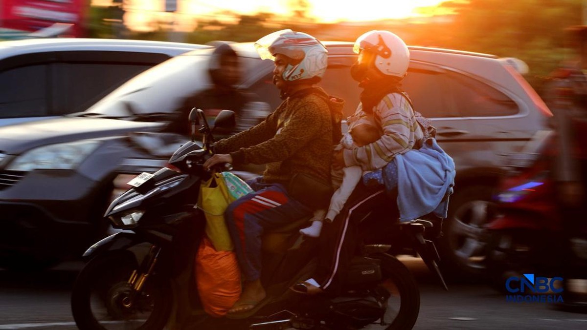 Jelang Lebaran, Persimpangan Klari Ramai Dipadati Pemudik