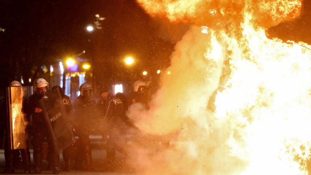Negara Eropa Chaos, Polisi Dihujani Molotov-Tembak Meriam Air