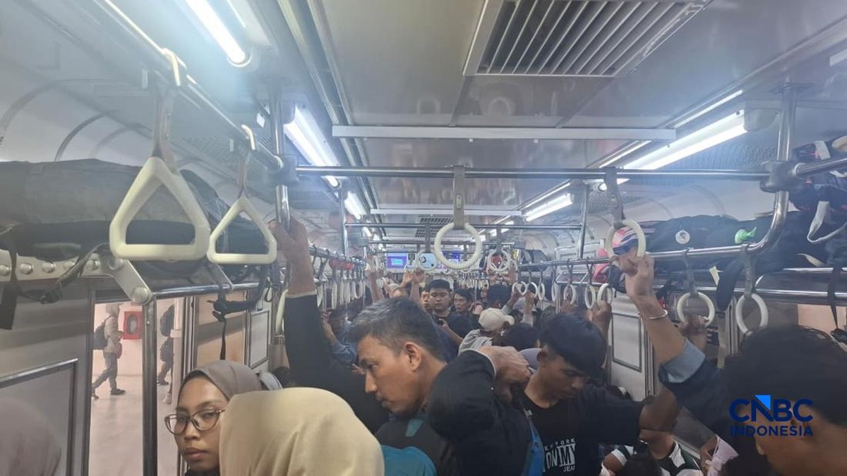 Para Anker KRL Green Line Ngeluh Tiap Hari Desak-desakan dan Nunggu Lama