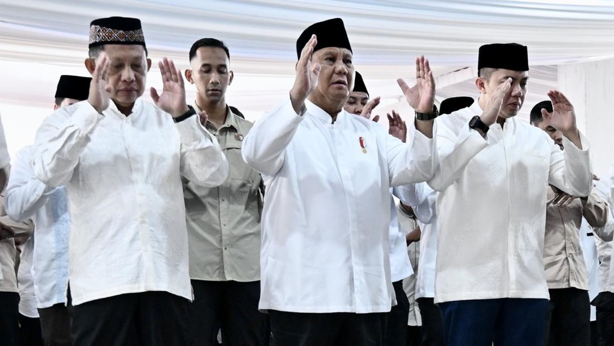 Prabowo Shalat Id di Aceh Tamiang, Diapit Teddy dan Tito