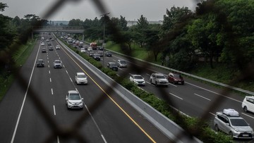 Korlantas Polri Tindak 35 Kendaraan Sumbu 3 di Tol Japek