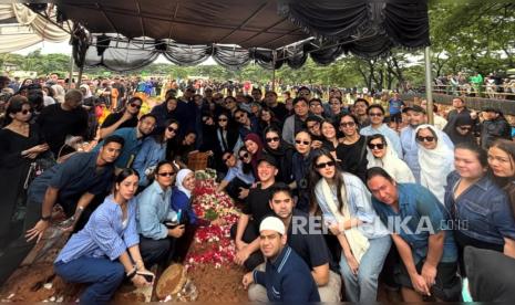 Arti Baju Biru yang Dipakai Sahabat di Pemakaman Vidi Aldiano