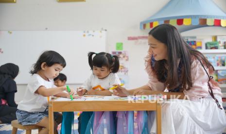 Jendela-Jendela yang Kita Biarkan Retak